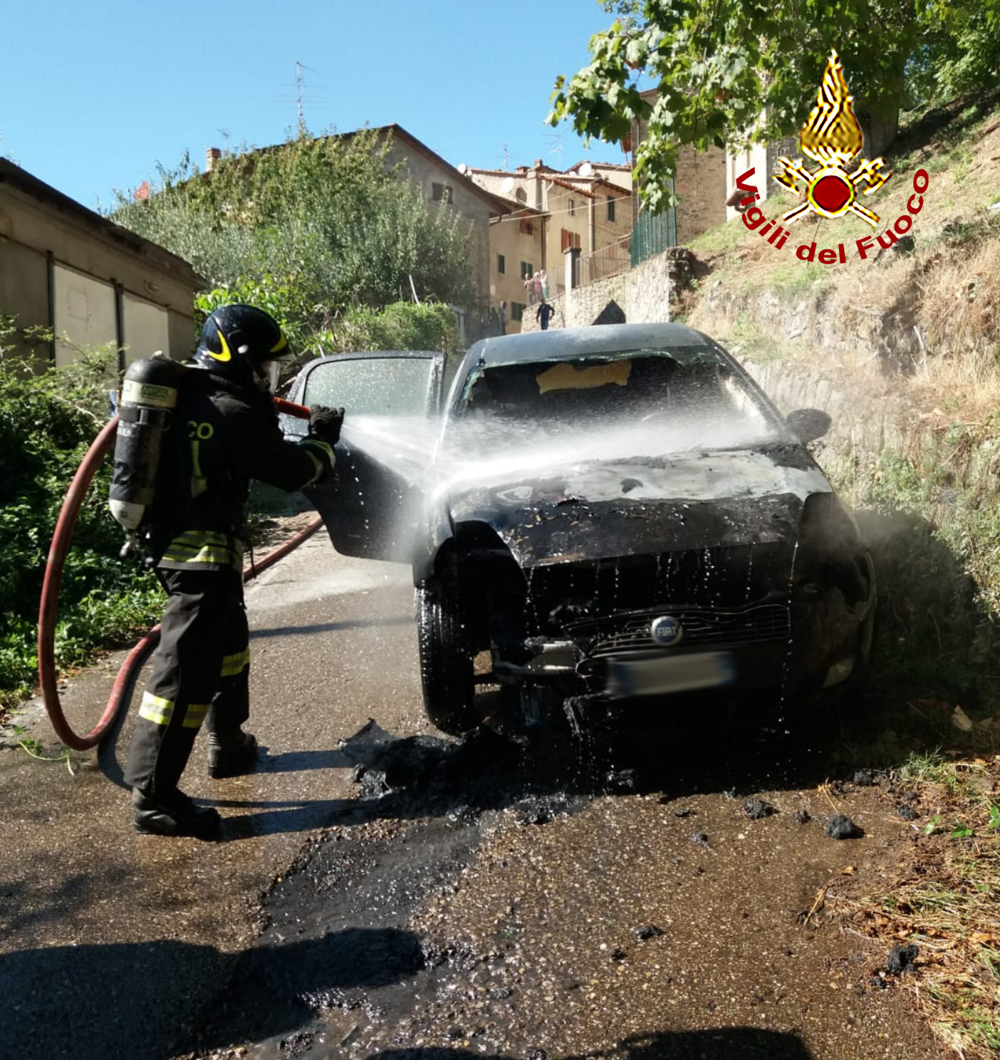Auto in fiamme in Casentino. Nessun ferito