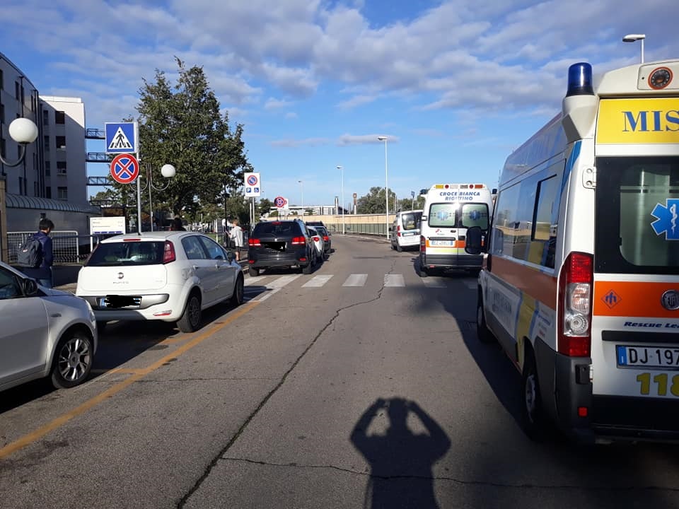 Auto parcheggiate nei posti riservati alle ambulanze nell’anello dell’ospedale. La protesta monta nei social: “incivili”