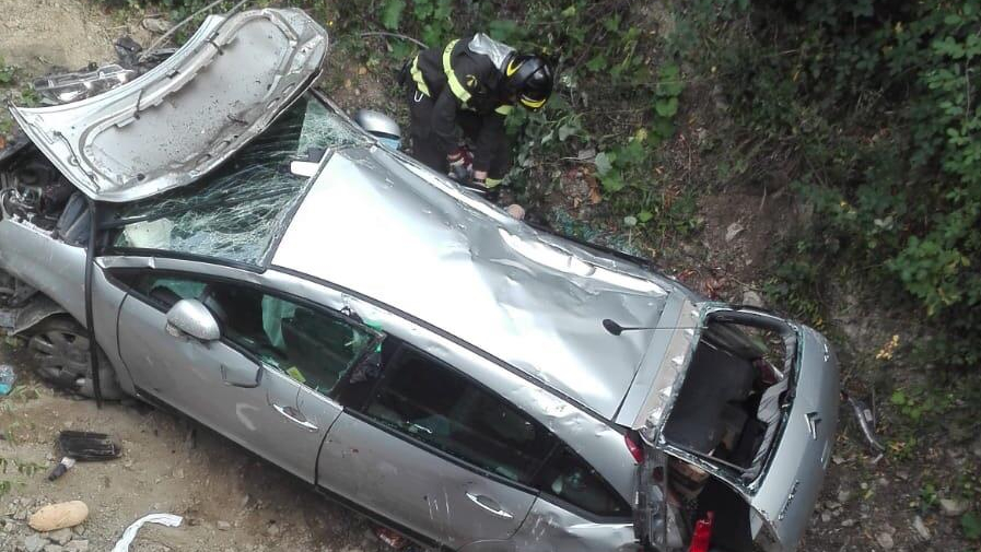 Finisce con la sua auto fuori strada, ferito il conducente