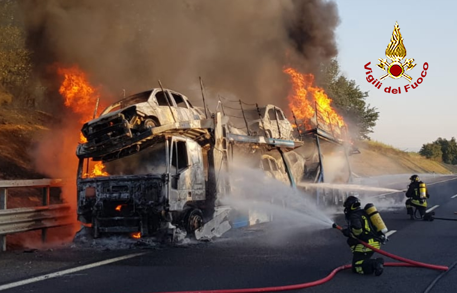 Bisarca a fuoco in A1, nessun ferito. Intervento dei vigili del fuoco