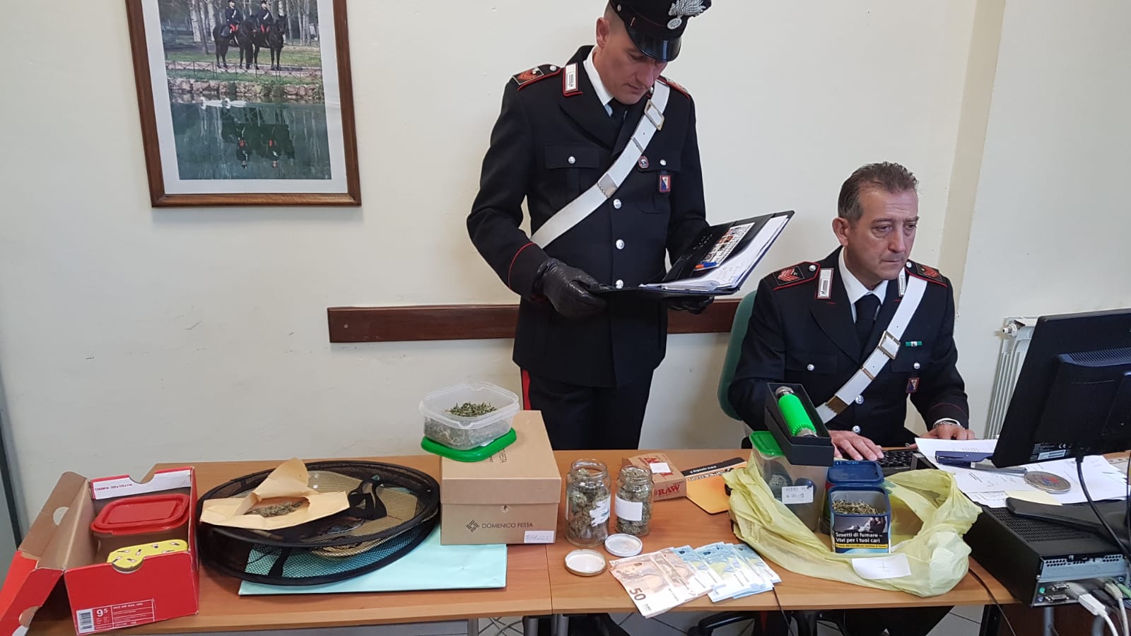 I genitori chiamano aiuto per il figlio violento, i Carabinieri gli trovano marijuana pronta per lo spaccio, arrestato