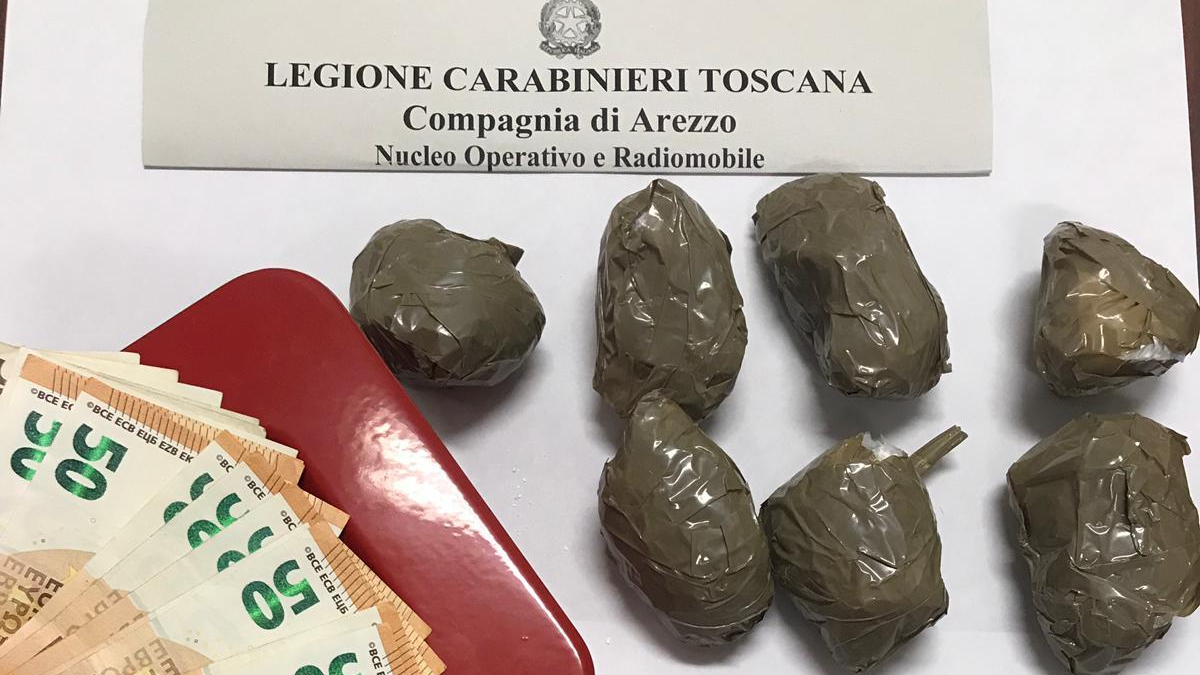 Spacciatore scappa alla vista dei carabinieri, in manette dopo inseguimento