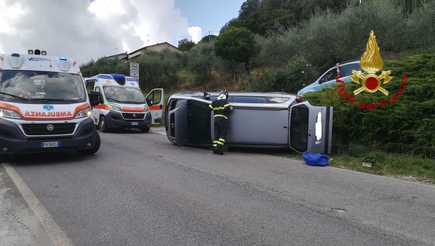 Cappotta con la sua auto, due persone ferite