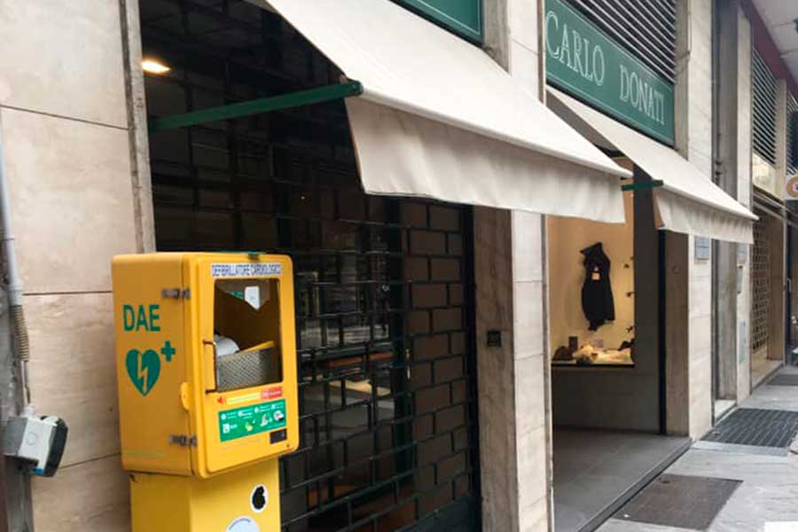 Danneggiato da un vandalo il defibrillatore installato in Piazza Risorgimento accanto alla Sartoria Carlo Donati