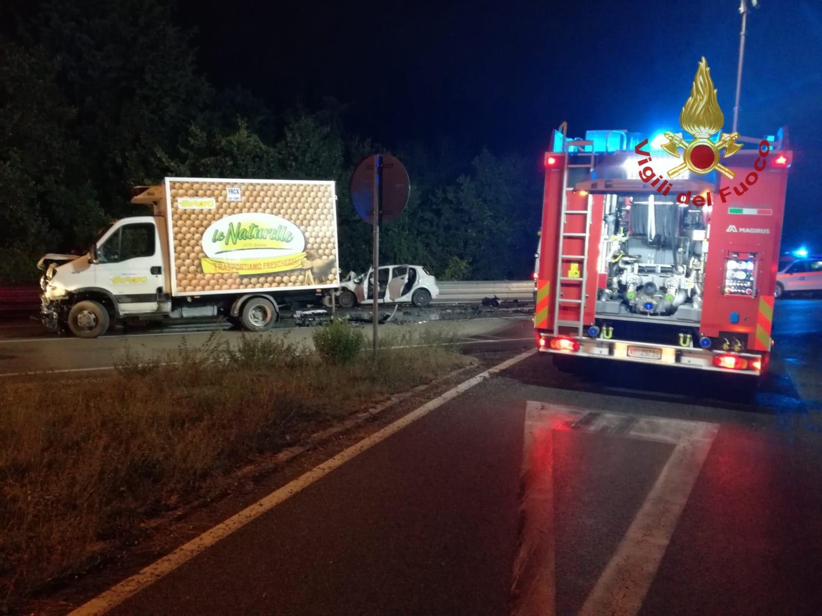Frontale tra auto e furgone sulla Ss 73, due feriti