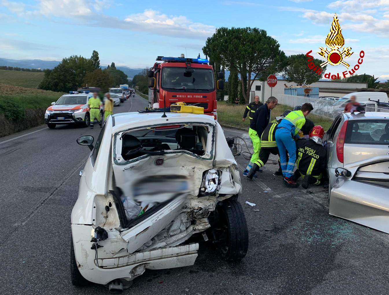 Incidente sulla 69, quattro feriti. Uno liberato dalle lamiere dai vigili del fuoco