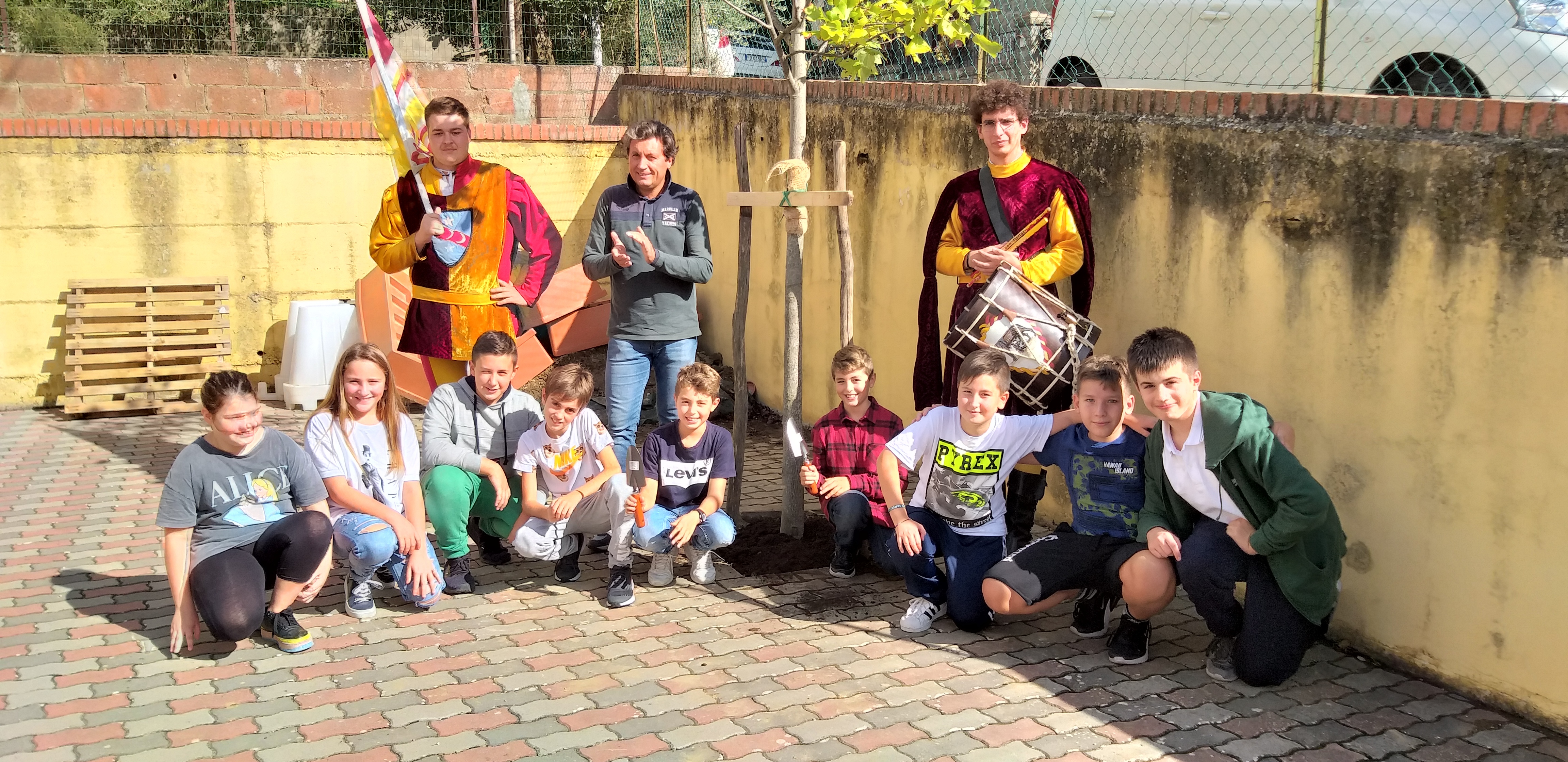 Donata una pianta dai ragazzi che hanno terminato il quinquennio lo scorso anno e dalle loro famiglie alla scuola elementare di Montecchio Vesponi