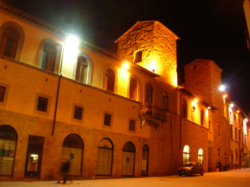 Clima, questa sera a Sansepolcro luci spente in piazza Torre di Berta Clima, questa sera a Sansepolcro luci spente in piazza Torre di Berta
