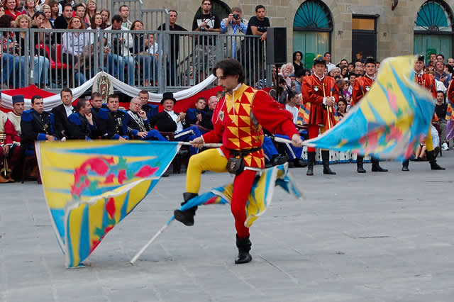 Alla Società Balestrieri di Sansepolcro e al Gruppo Sbandieratori di Sansepolcro dil titolo di Ambasciatori della Cultura della Pace