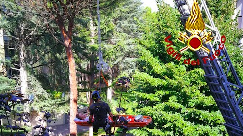 Bloccata in casa per una frattura all’anca, donna soccorsa dai vigili del fuoco