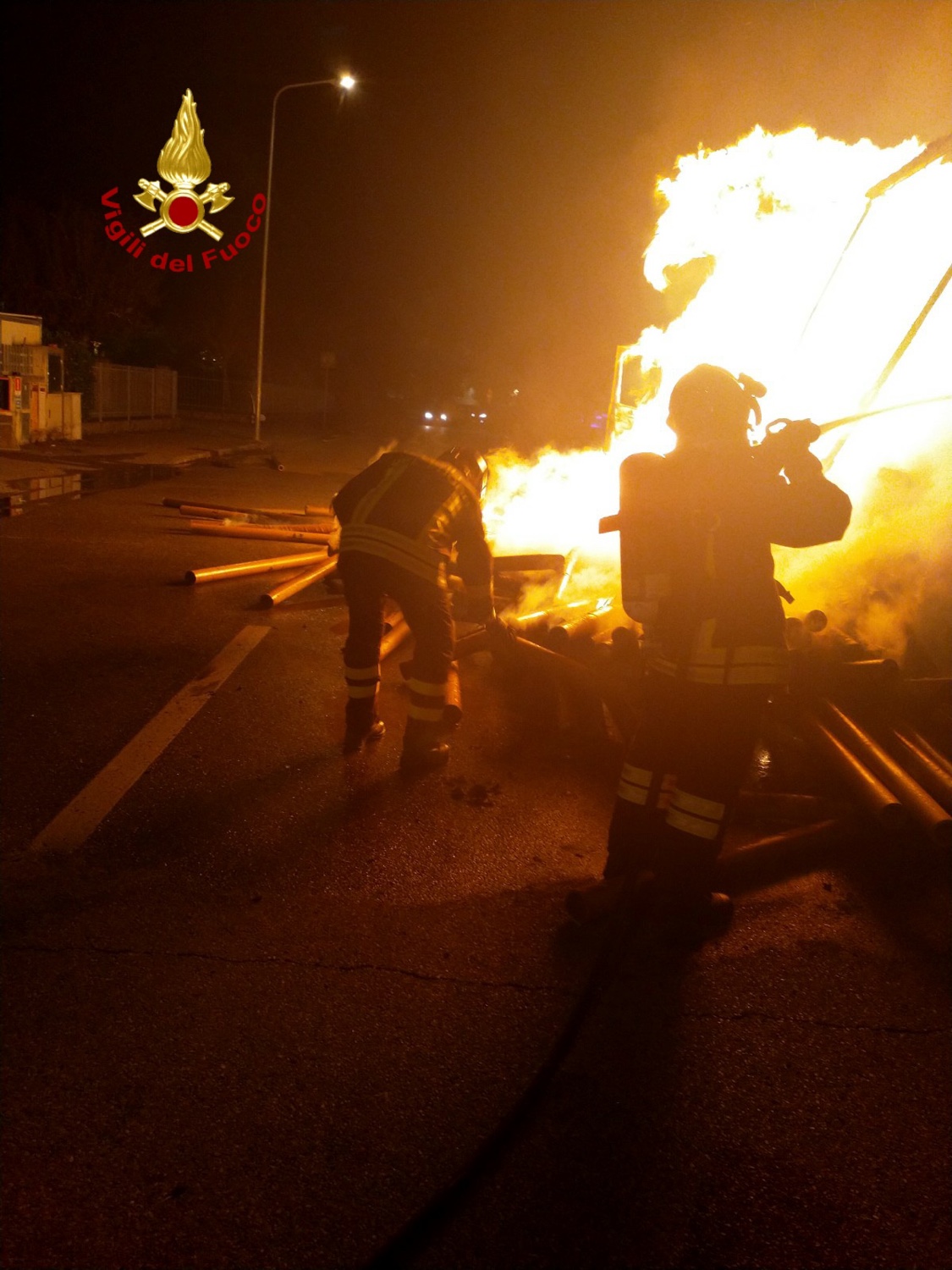 Foiano, prende fuoco autoarticolato carico di tubi di cartone