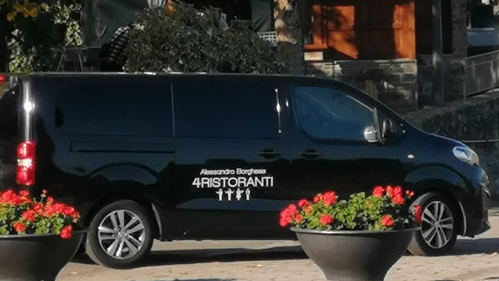 Il van di “4 Ristoranti” avvistato nell’Aretino. La sfida culinaria di Alessandro Borghese sbarca nel territorio?
