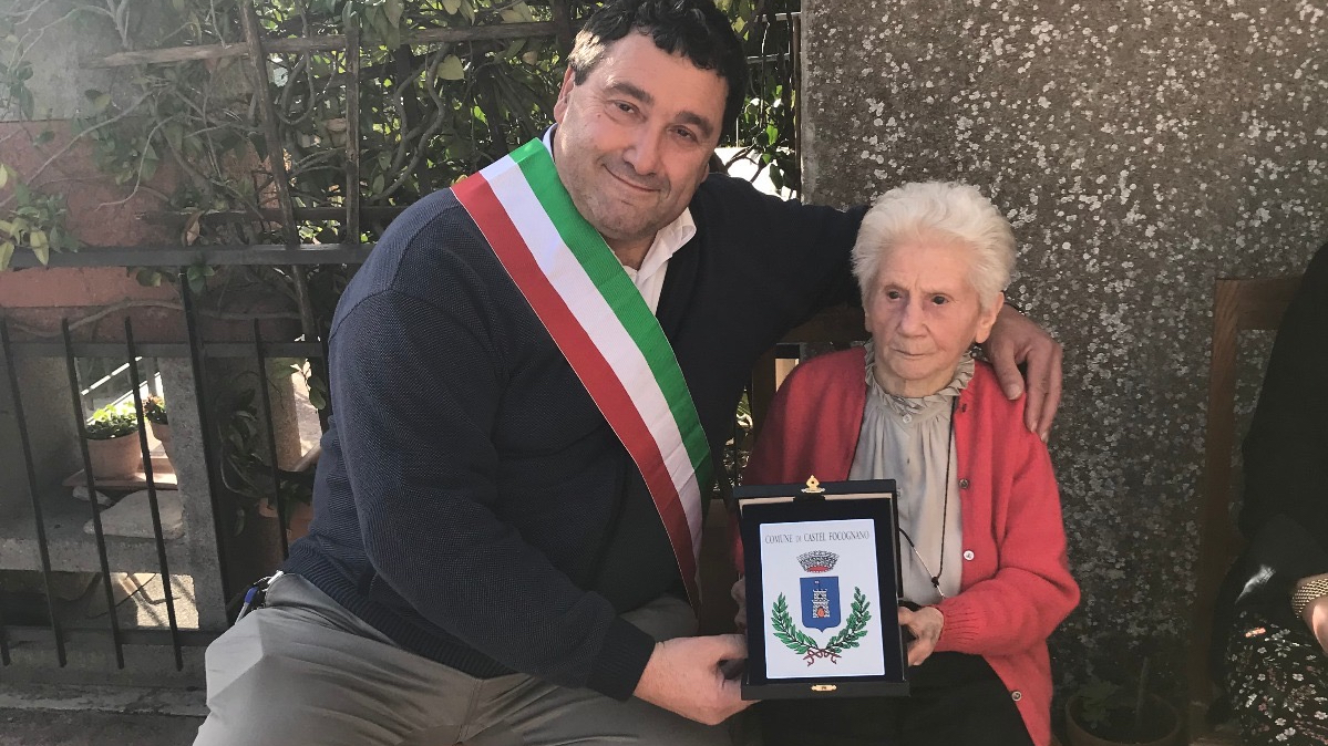 La maestra Gemma compie 100 anni: il comune di Castel Focognano in festa
