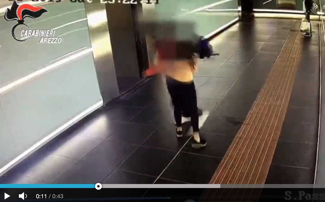 Sferra un pugno ad una ragazza nel sottopasso della stazione, guarda il video