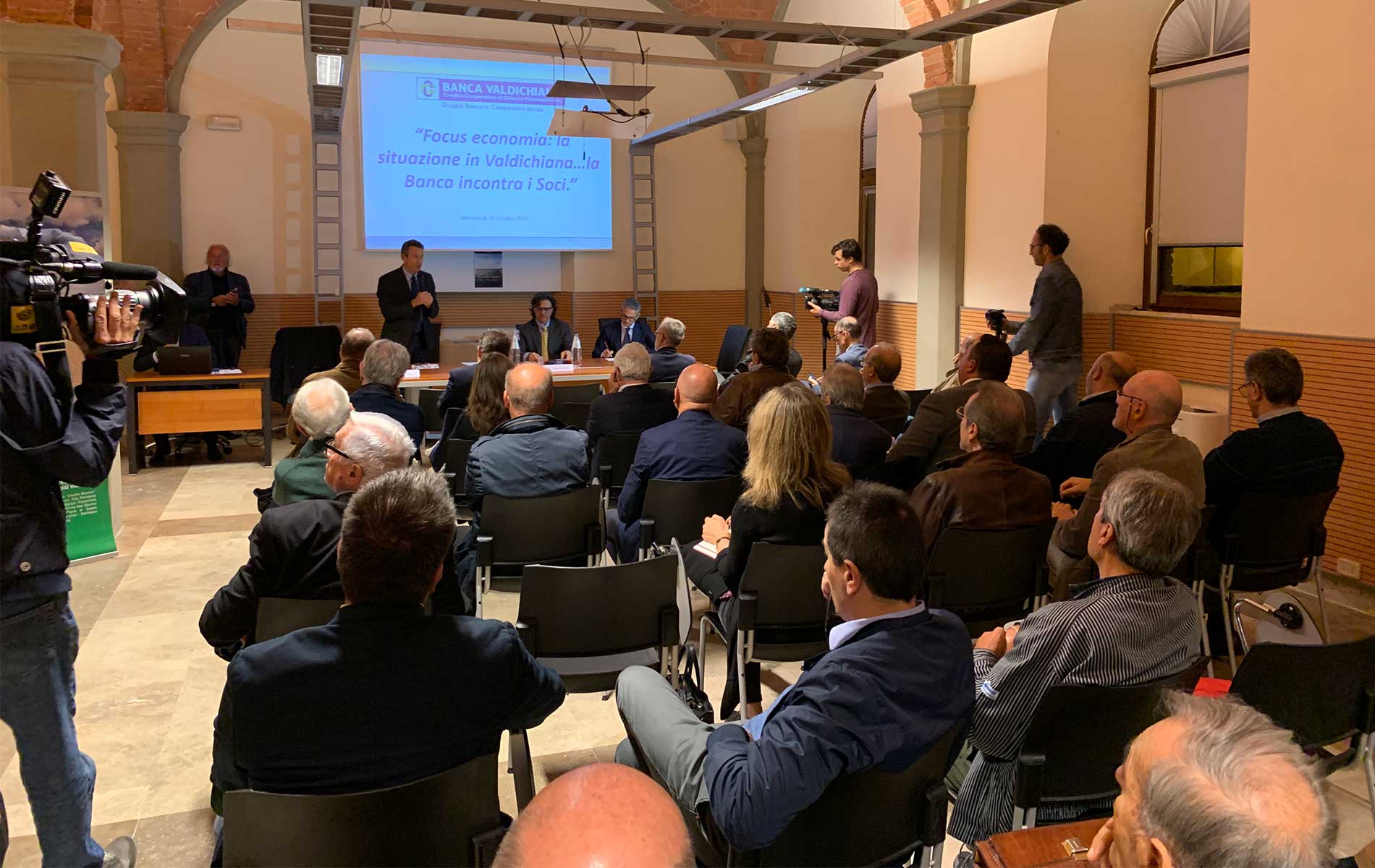 Banca Valdichiana, in un convegno l’economia del territorio sotto alla lente d’ingrandimento. Grande partecipazione all’iniziativa. Un focus sul presente per guardare al domani