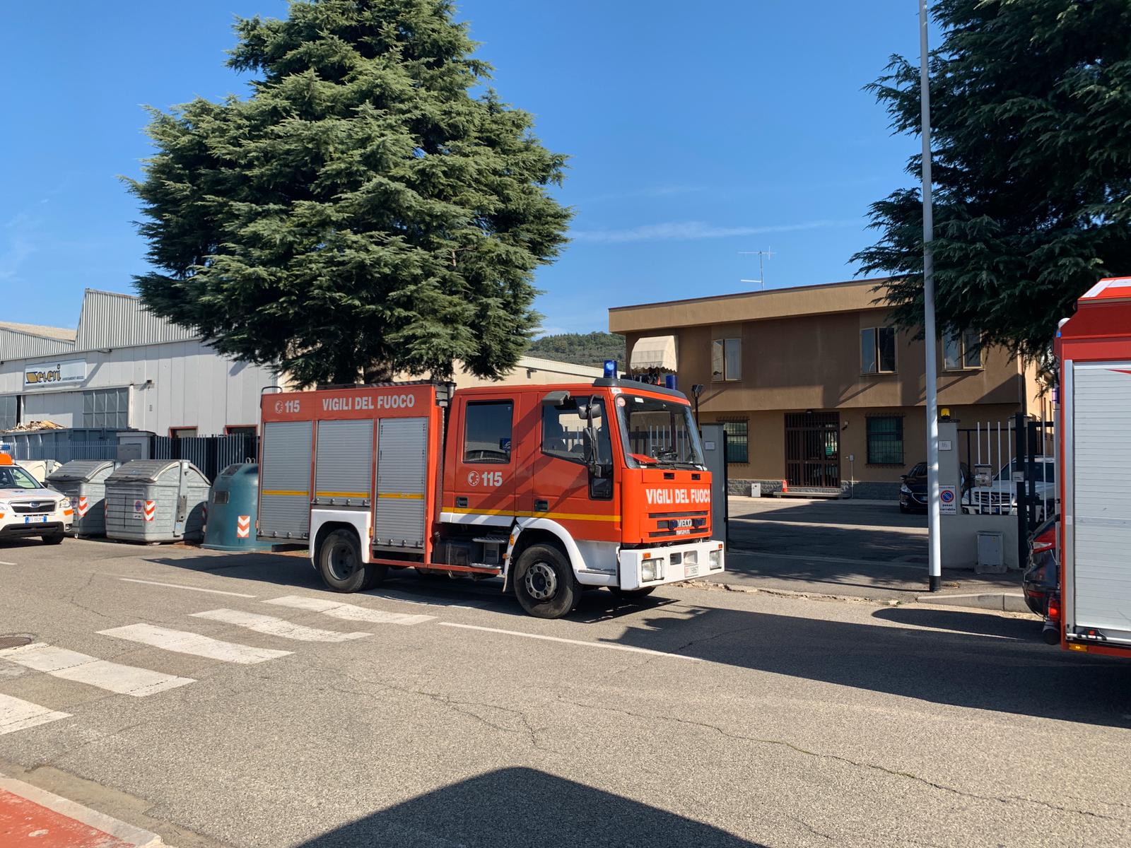 Esplosione in un’azienda orafa a San Zeno. Operaio leggermente ferito a un occhio. Danni ingenti alle ditte vicine. Video testimonianza di un soccorritore