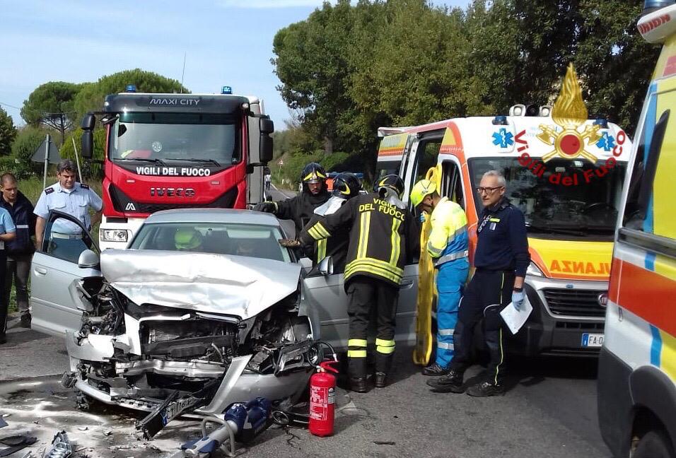 Policiano scontro fra due auto, due feriti