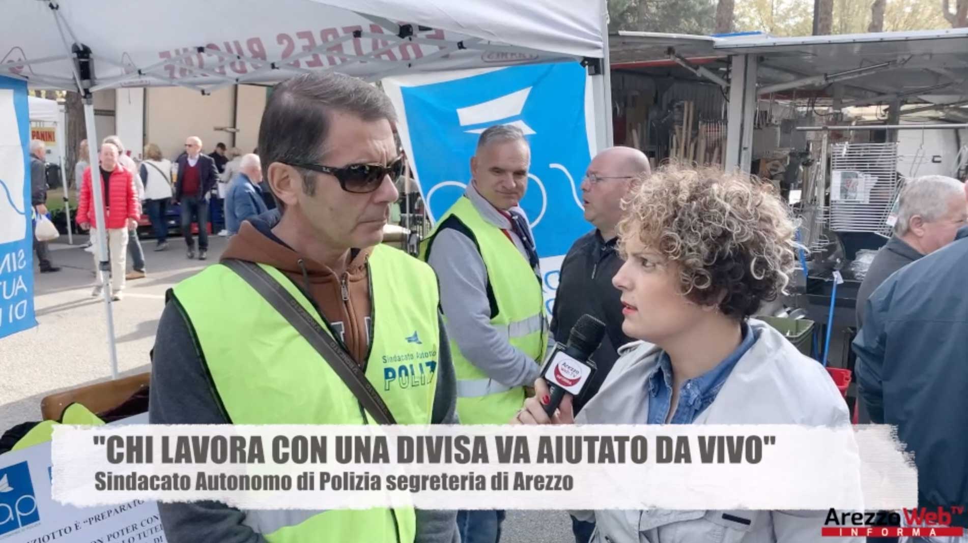 “Chi lavora con una divisa va aiutato da VIVO” il Sindacato Autonomo di Polizia segreteria di Arezzo tra i banchi del mercato di Arezzo per sensibilizzare i cittadini