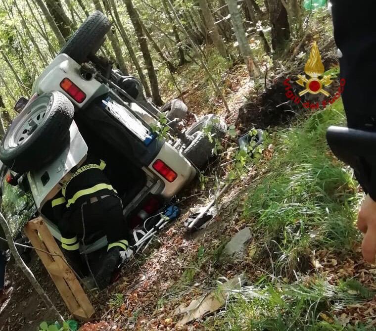 Auto finisce fuori strada giù per una scarpata, intervento dei vigili del fuoco