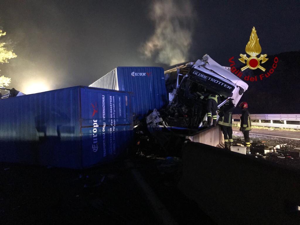 Maxi tamponamento in A1 tra tir, tre feriti. Corsia nord chiusa