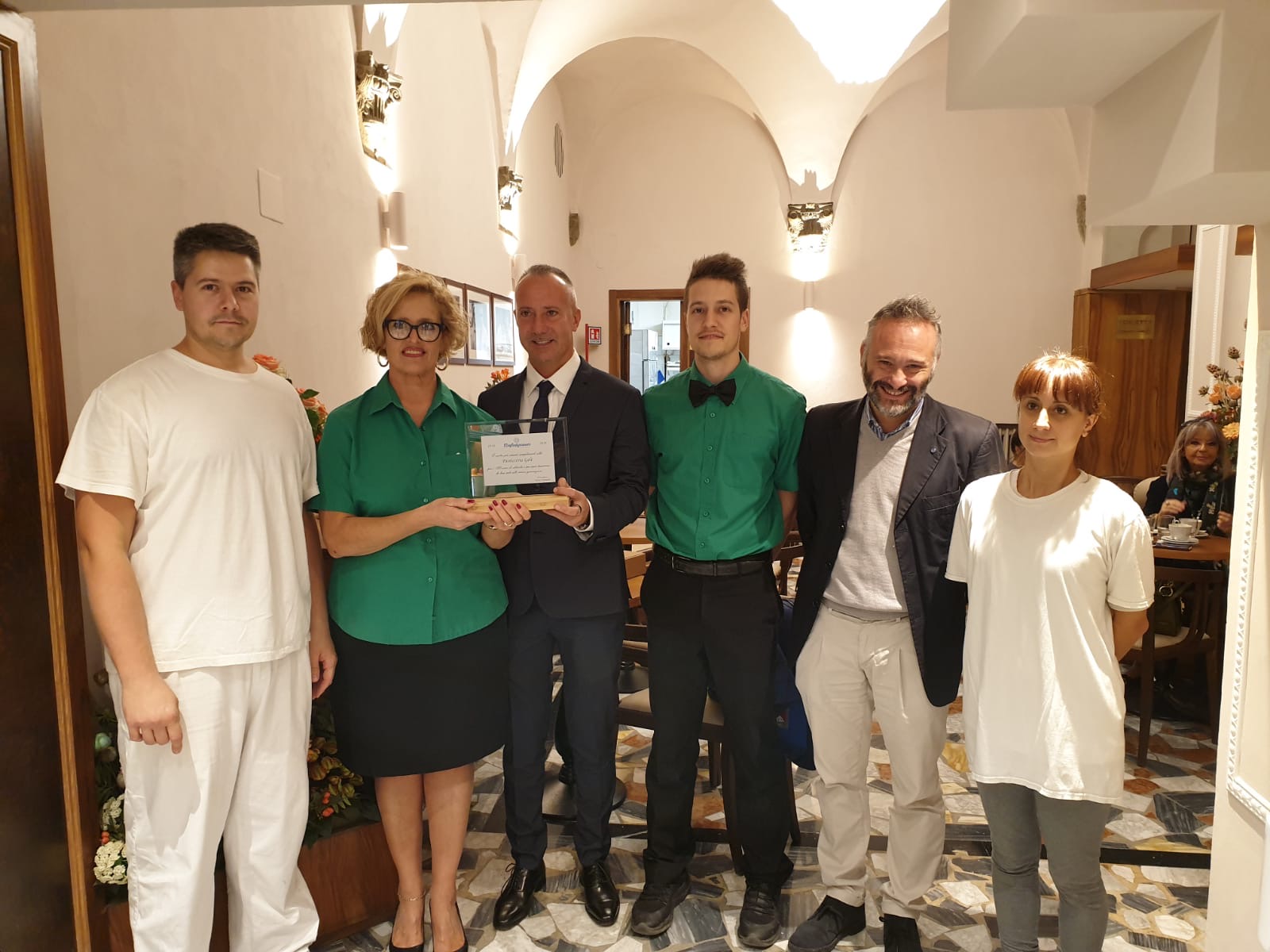 Cento candeline per la Pasticceria Gelè di Montevarchi. Confartigianato consegna una targa per sottolineare il valore artigianale dell’attività
