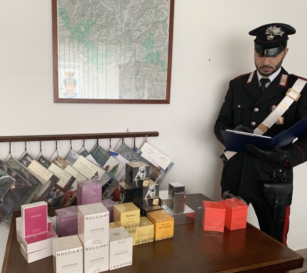 Fermati con l’auto piena di profumi contraffatti di grandi marche, due denunce