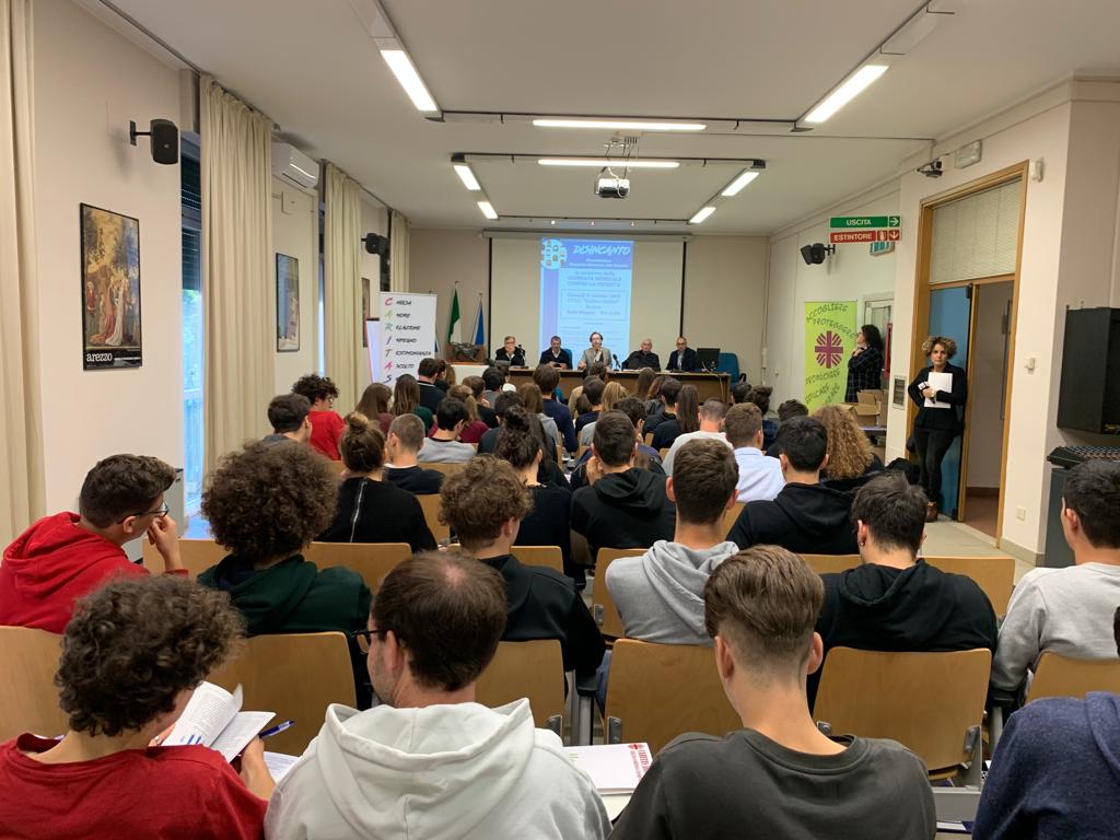 Il rapporto sulla povertà della Caritas Diocesana. Gli italiani sono la maggioranza degli utenti. L’arcivescovo Fontana: “situazione complessa, serve l’impegno di tutta la città”
