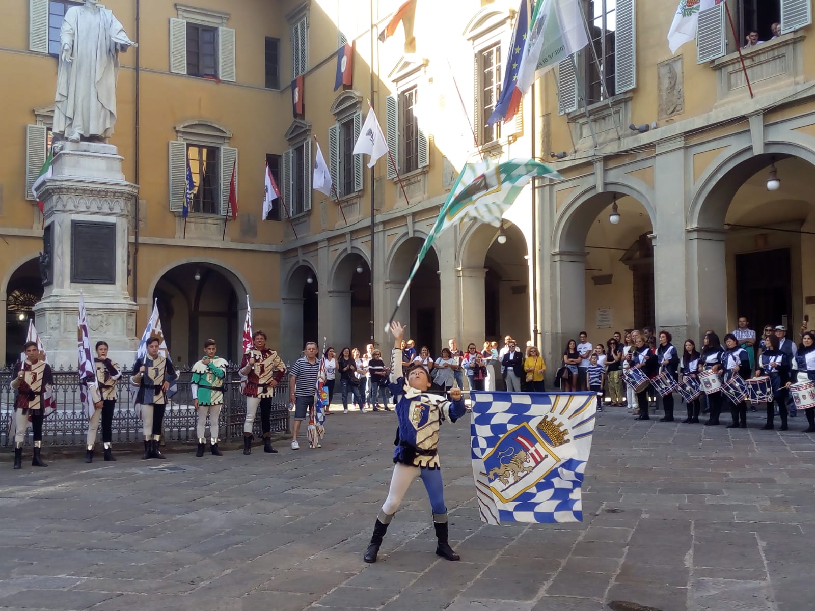 A Bibbiena open day della scuola di bandiera per bambini e genitori