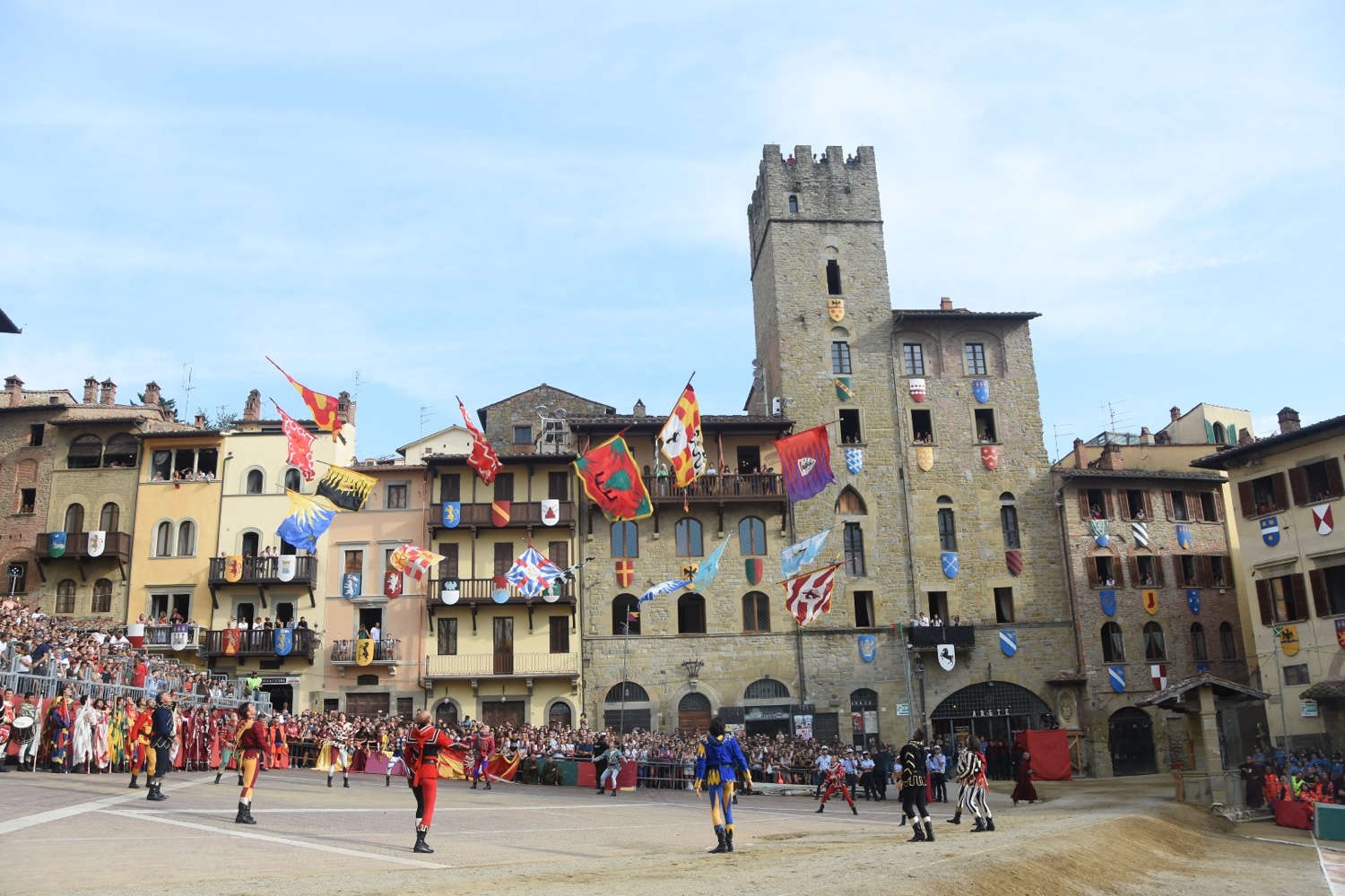 Giostra del Saracino: l’esibizione del Gruppo Sbandieratori di Arezzo