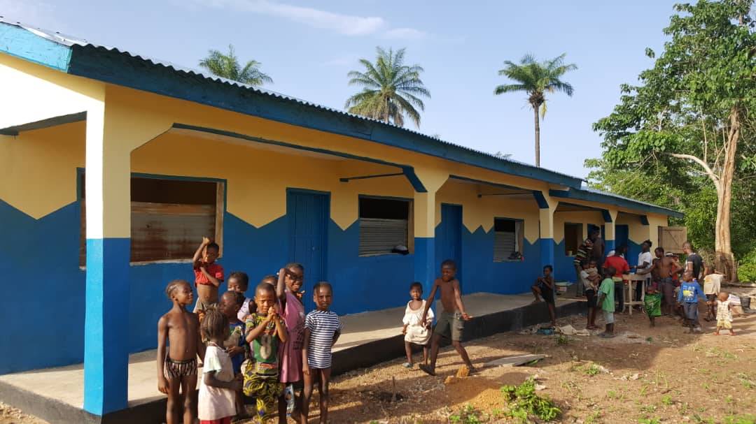 Completata la seconda scuola Pieraccioni in Sierra Leone. Iniziato il “Fantastico via vai” … di alunni