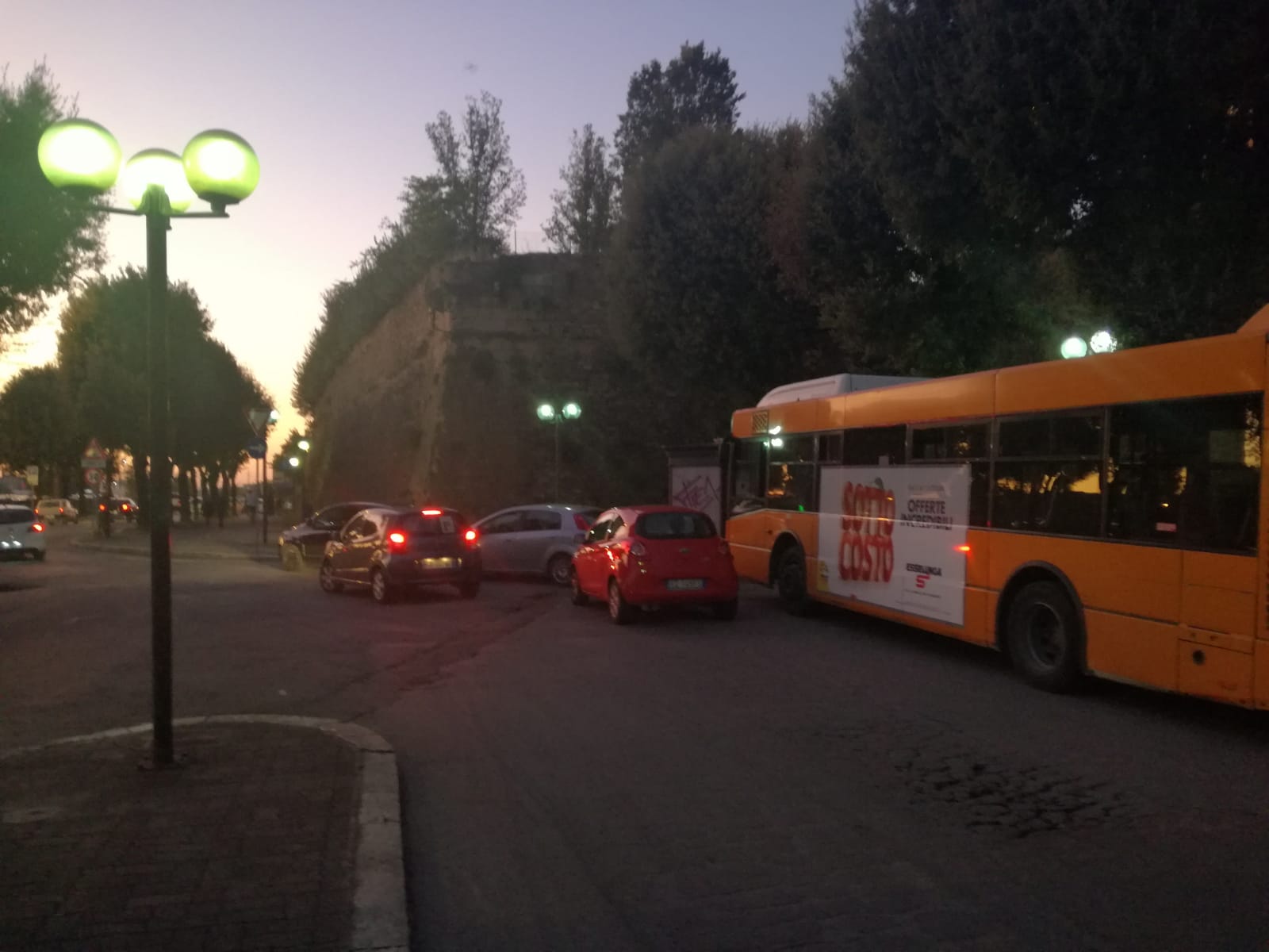 Ancora caos al terminal davanti alla stazione, auto in sosta che bloccano i bus Ancora caos al terminal davanti alla stazione, auto in sosta che bloccano i bus