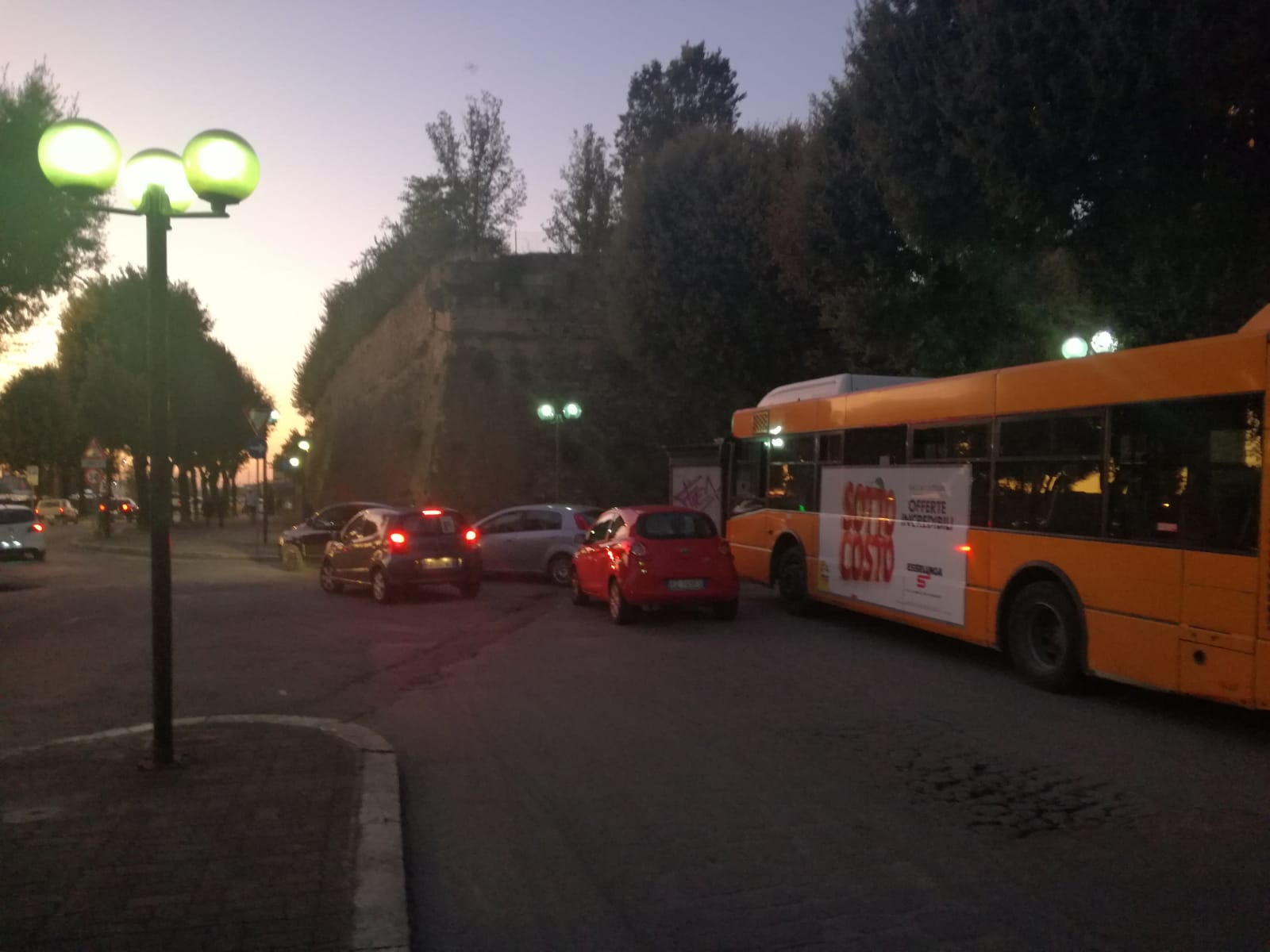 Ancora caos al terminal davanti alla stazione, auto in sosta che bloccano i bus