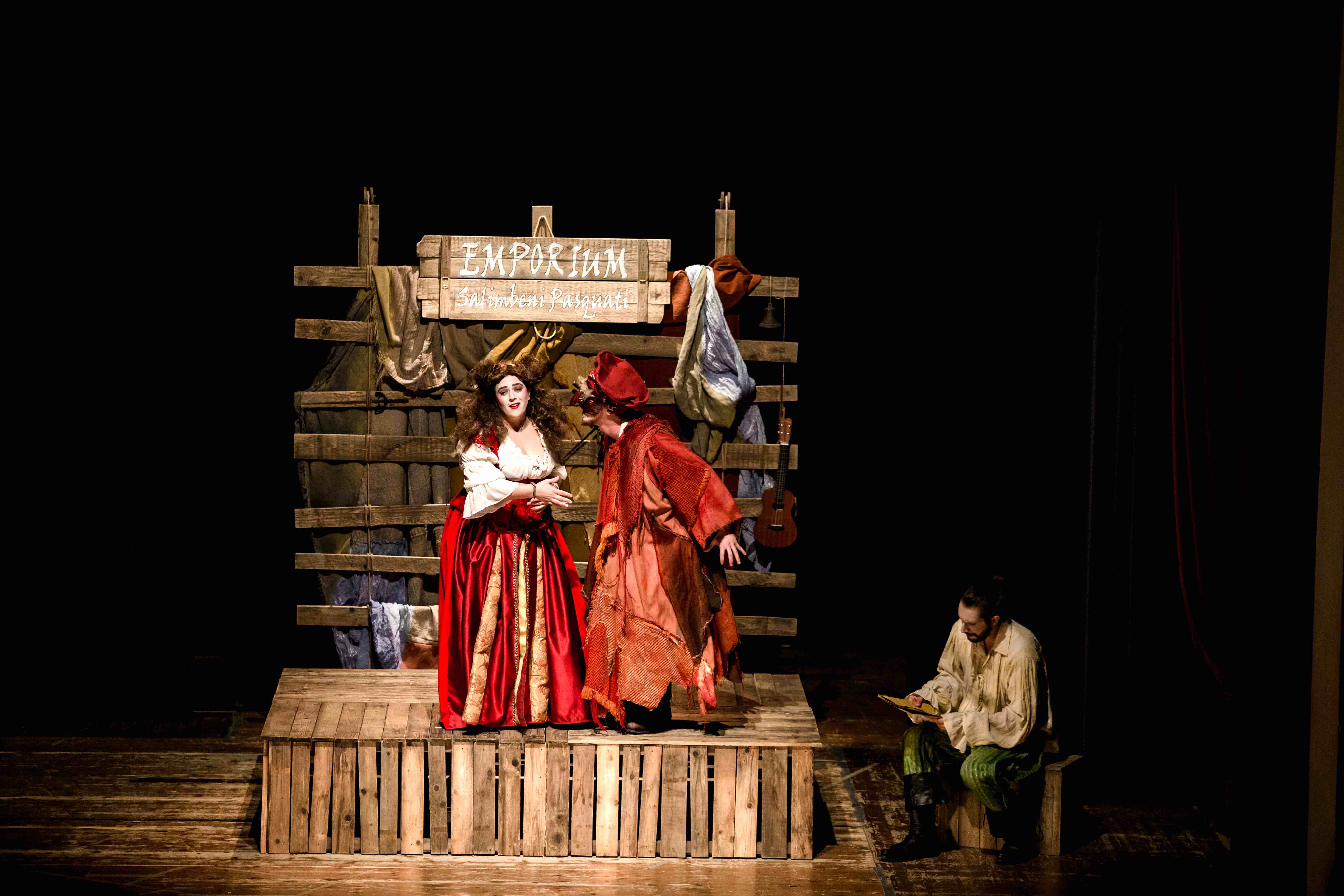 Il dramma di Romeo e Giulietta diventa Commedia dell’Arte e la Tosca si trasforma in una fiaba per bambini