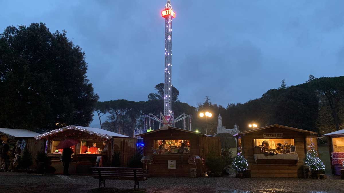 Citta Di Natale.Arezzo Citta Del Natale Avvio Sotto La Pioggia Scrosciante La Mappa Delle Attrazioni Dalla Parte Bassa A Quella Alta Della Citta Arezzoweb Informa