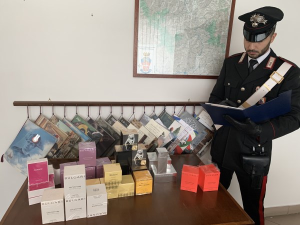 Tentano di piazzare profumi contraffatti: denunciati per truffa