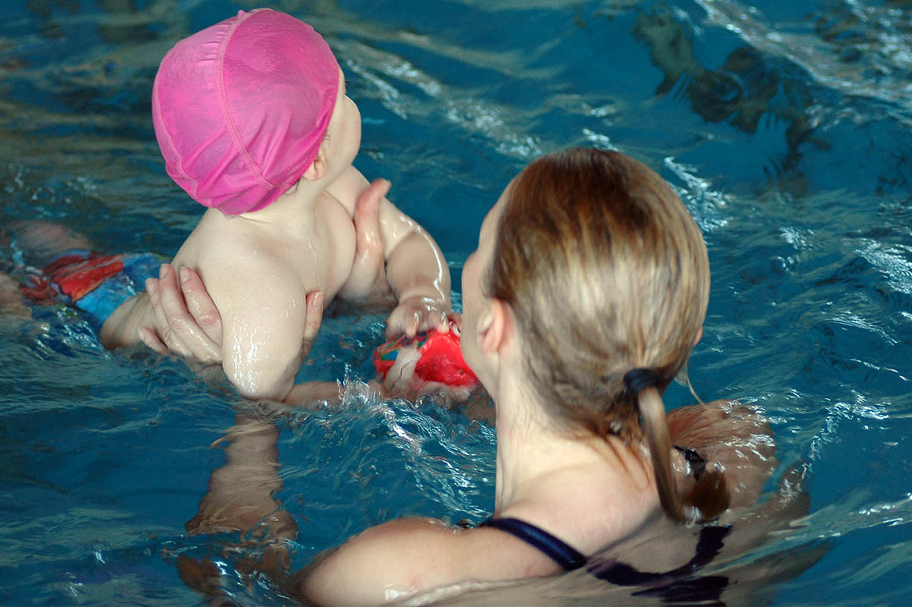 Neonati in vasca alla piscina di Foiano per il Baby Acquatic’s Day