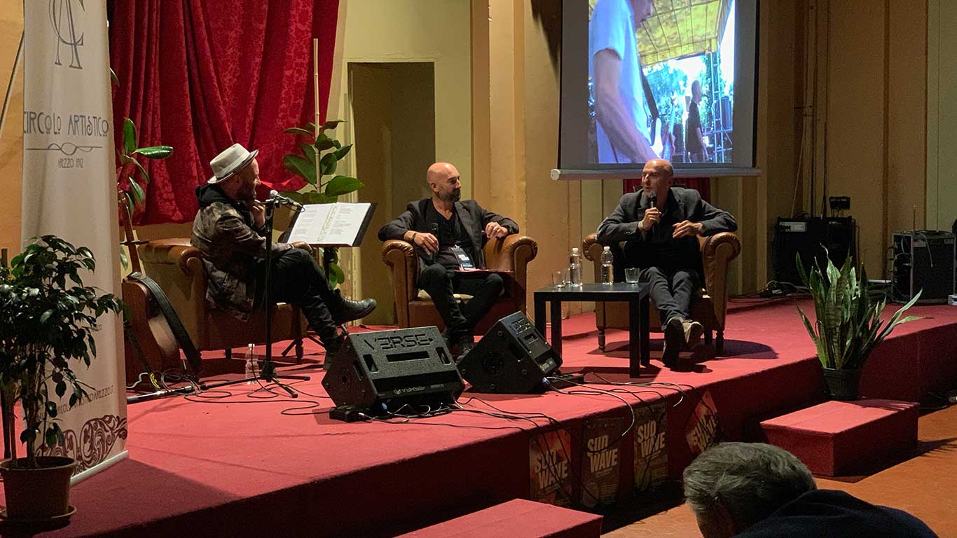 “Arezzo Wave è stato il primo palco. Quel momento è la fotografia della nostra svolta”, Giuliano Sangiorni incanta il Circolo Artistico tra aneddoti, risate, ricordi e emozioni