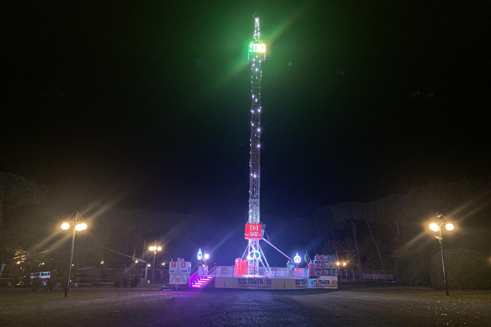 La Città del Natale la spunta sul maltempo. Montata la torre che svetta sulla città