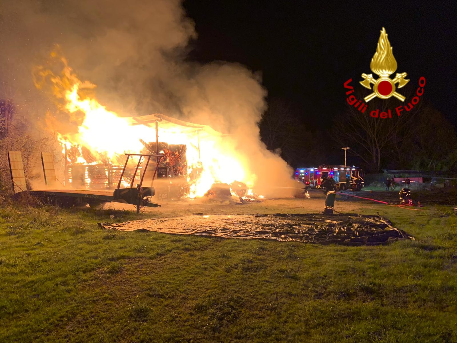 A fuoco 500 rotoballe, distrutti due capannoni