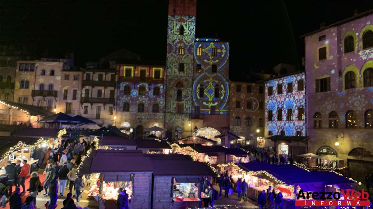 Turisti e aretini, è Città del Natale mania