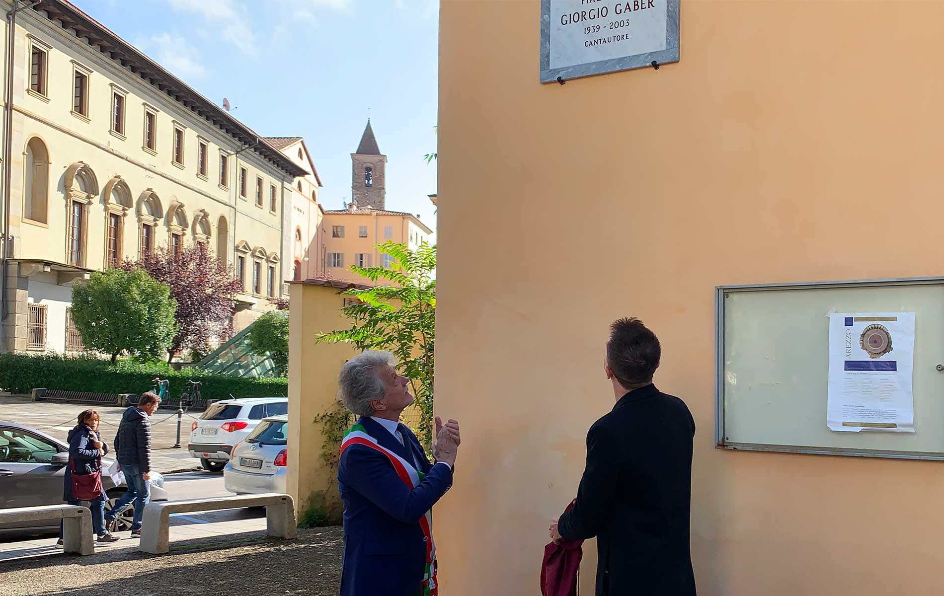 Ecco “Piazzetta Giorgio Gaber”. Arezzo e il Signor G: un legame antico oggi consolidato