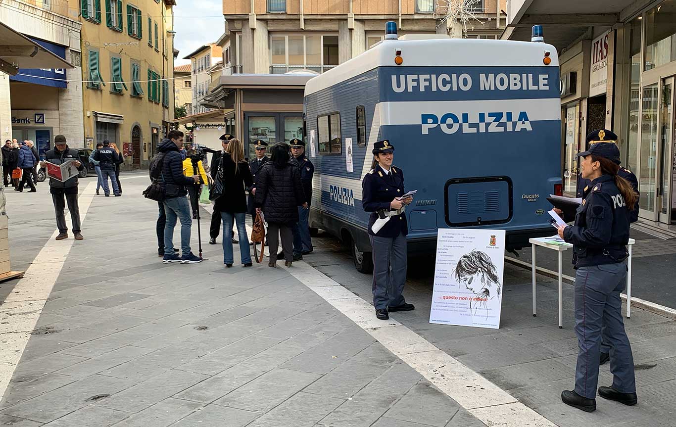 Violenza sulle donne, il camper informativo della Polizia in Piazza San Jacopo
