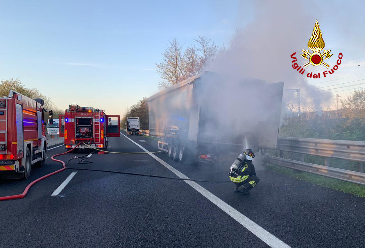 Camion carico di carta pressata a fuoco in A1