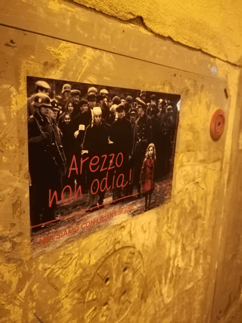 “Arezzo non odia! Noi siamo con Liliana Segre”, volantino di Arezzo 2020 apparso in vari punti della città