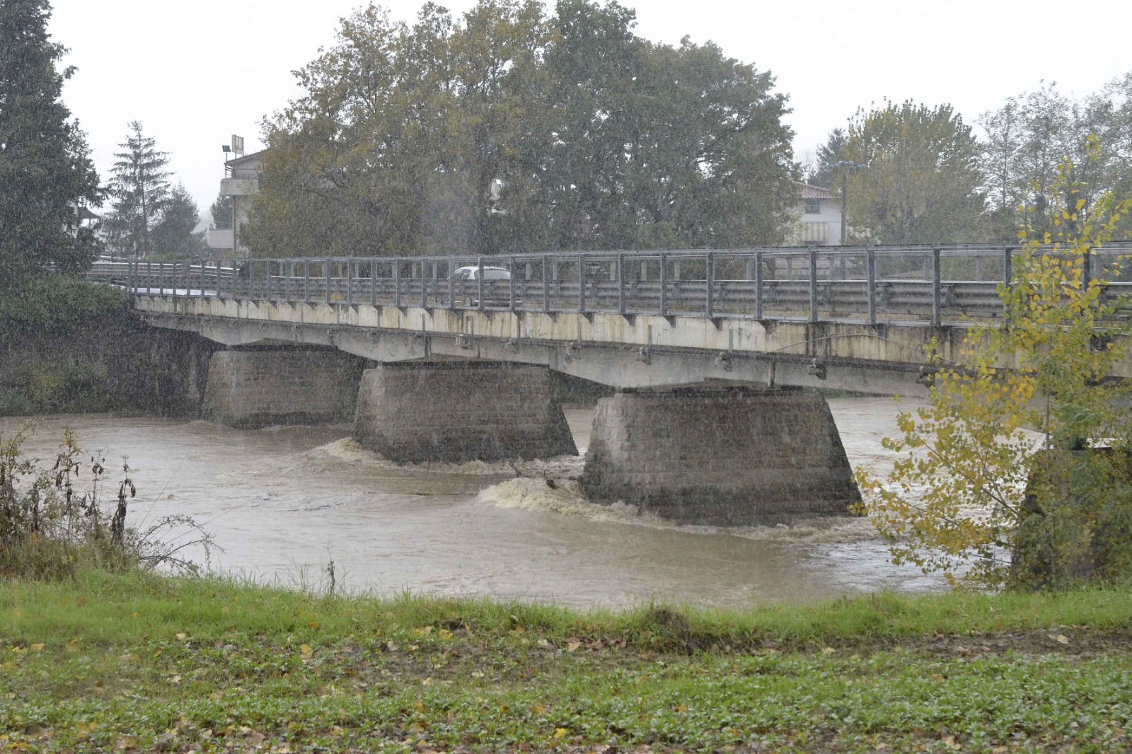 Maltempo, disagi in città. Arno grosso a Castelluccio, fuori dagli argini a Ponte Buriano