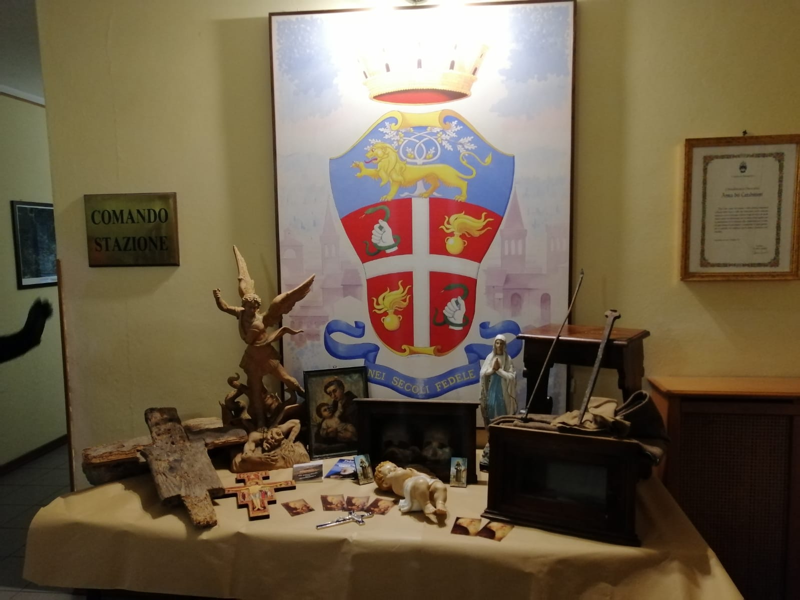 Rubavano oggetti sacri dalle chiese, due arresti. A casa il bottino di numerosi colpi