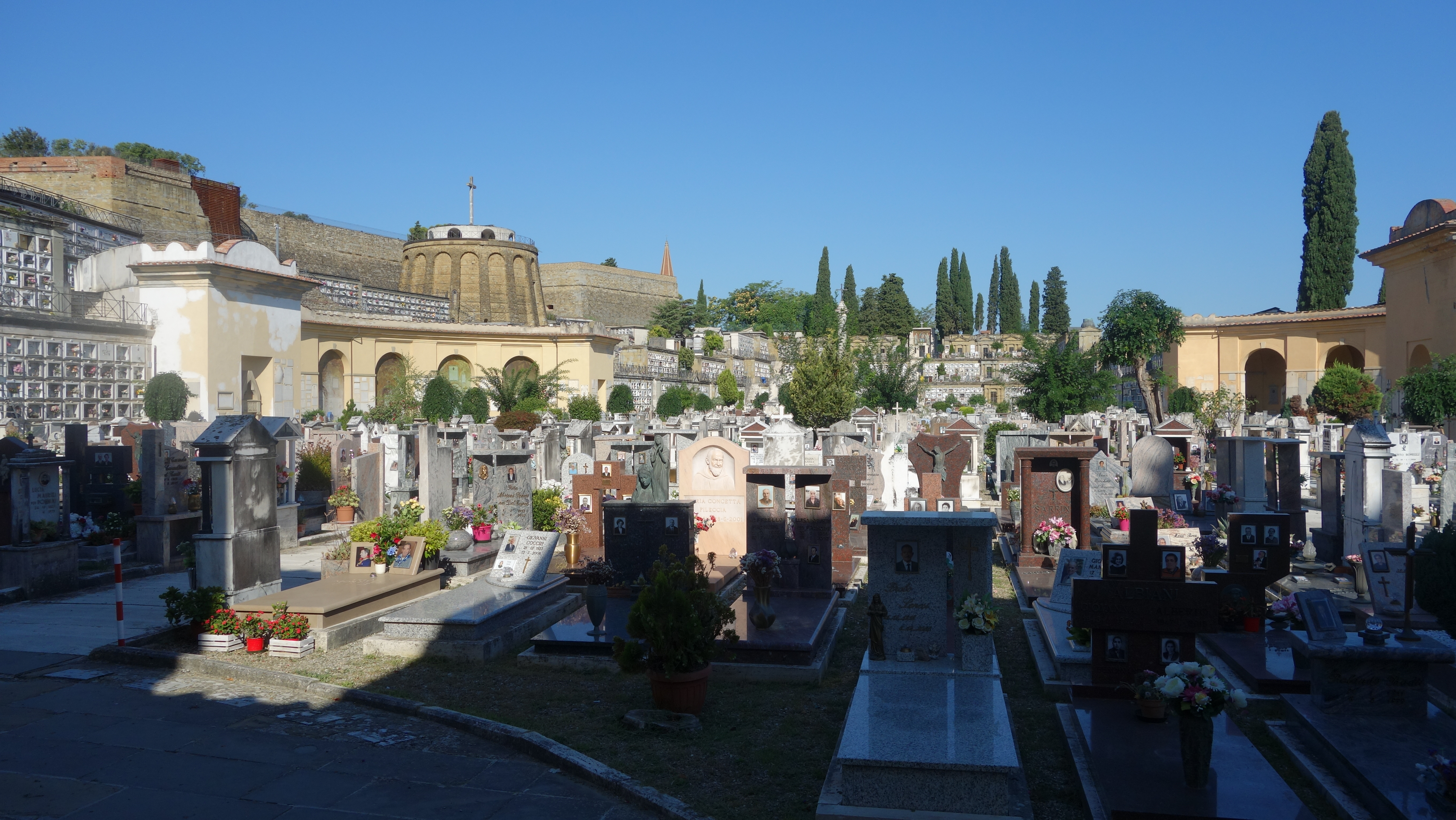 Ricorrenza del 2 novembre: Arezzo Multiservizi potenzia l’assistenza e la vigilanza nei cimiteri
