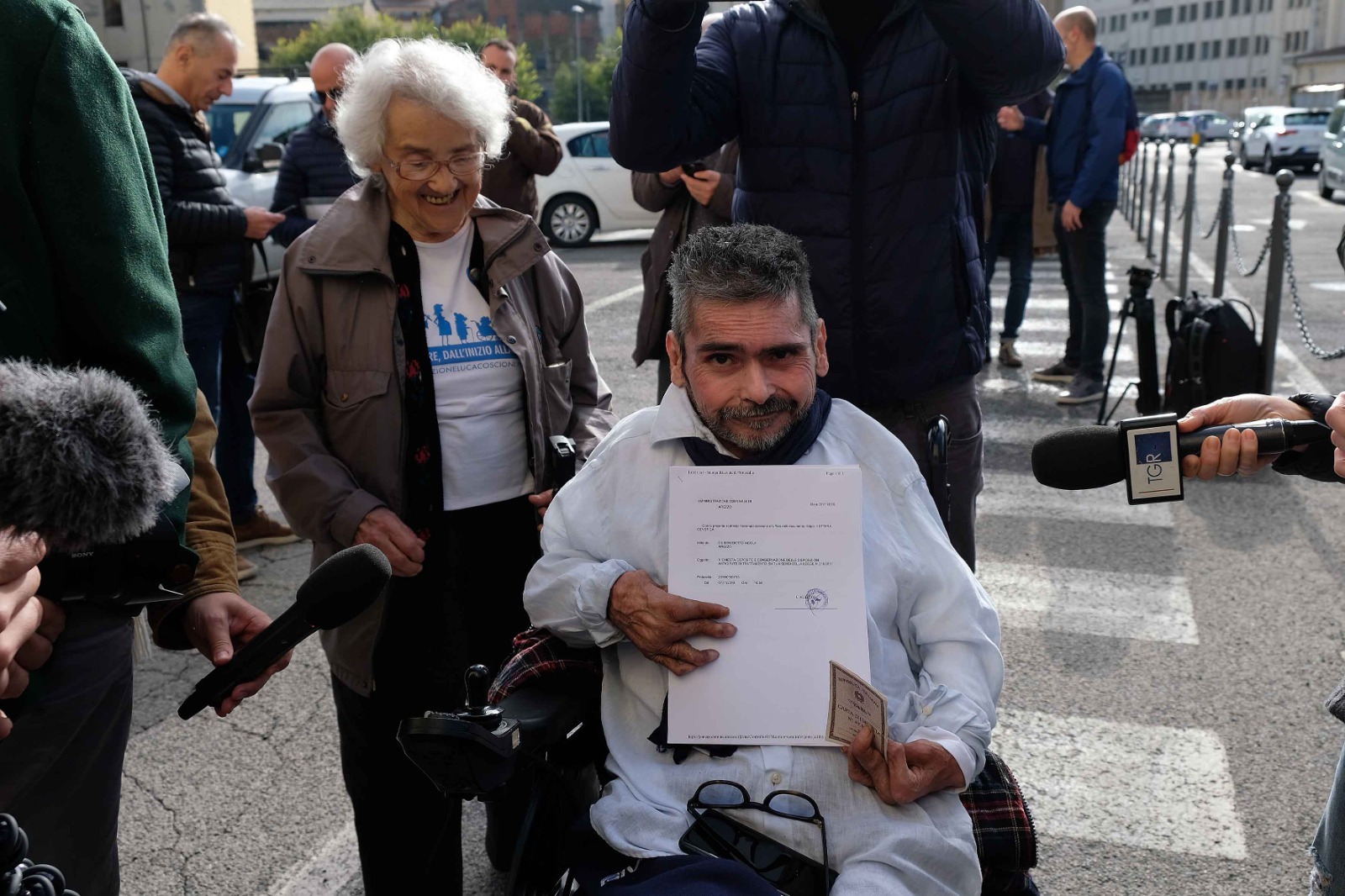 Walter De Benedetto ha depositato il testamento biologico, al suo fianco Mina Welby