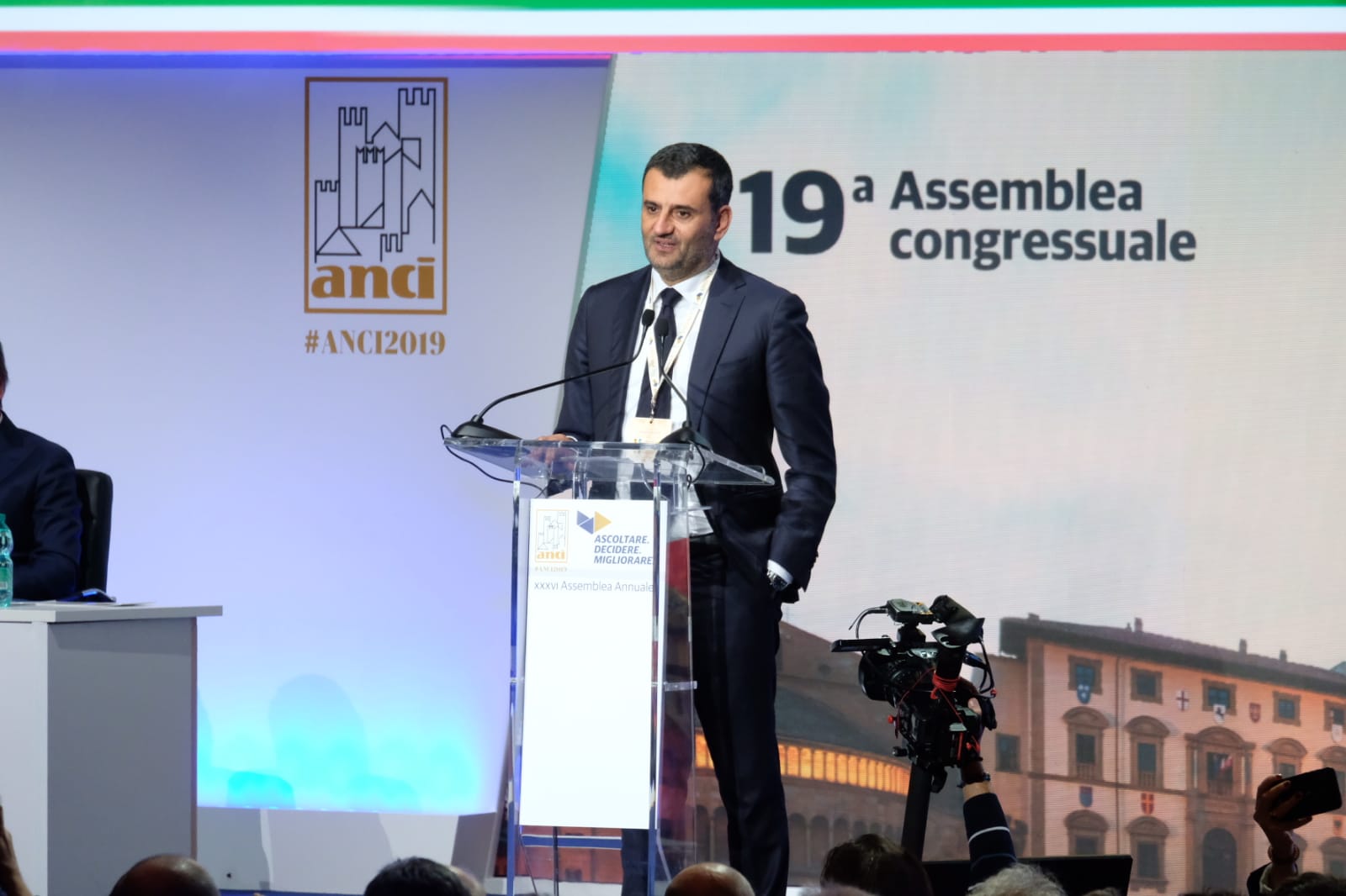 Assemblea nazionale Anci, Decaro confermato presidente per acclamazione