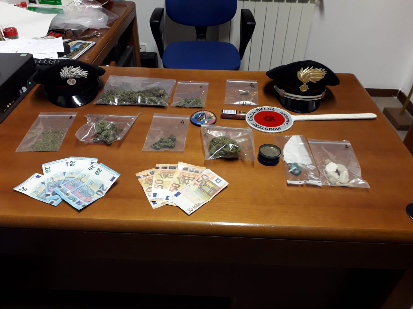 “C’è uno strano giro in alcune abitazioni del centro storico”, arrestati due spacciatori